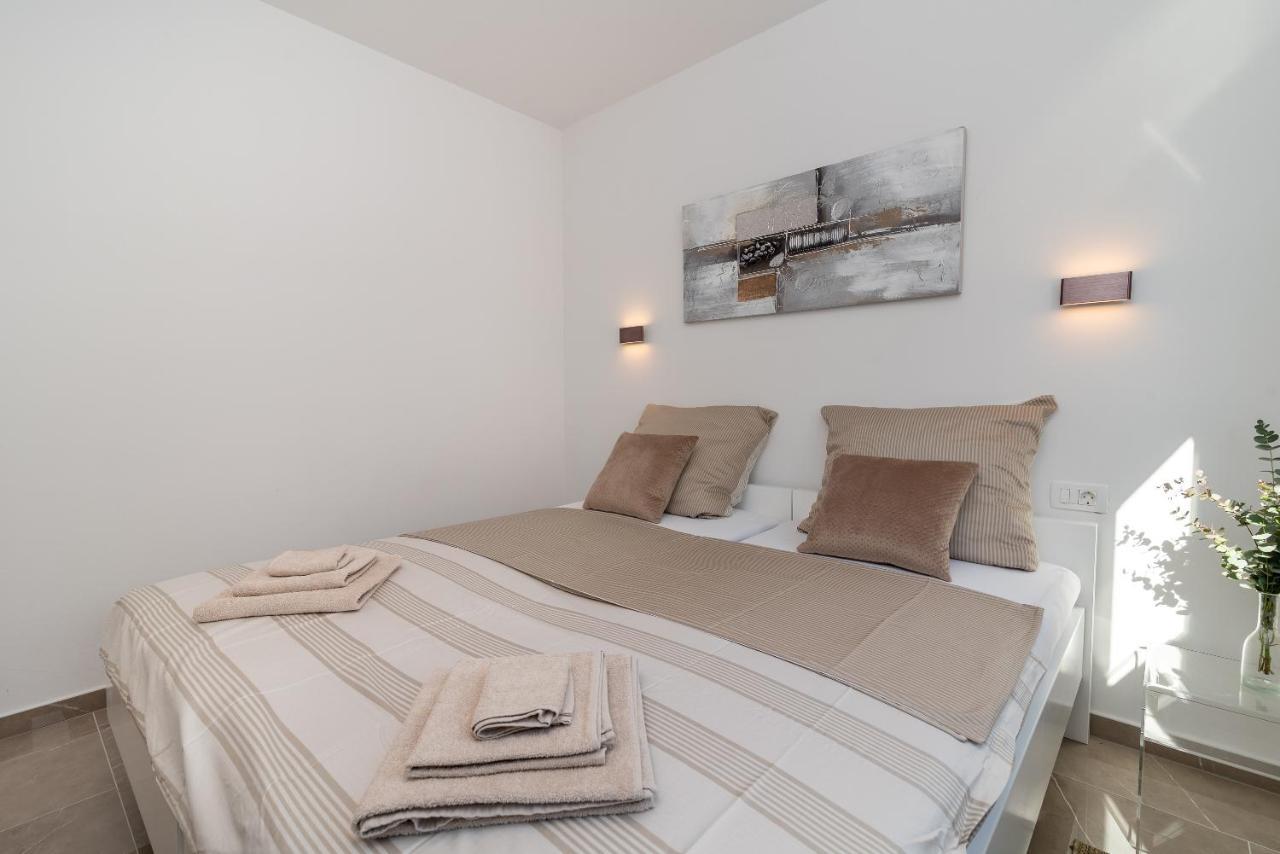 Poolside 2 Bedroom Ap. Mare Trogir Exterior photo